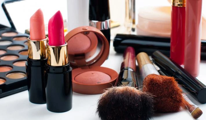 Γυναίκες προσοχή: Απαγόρευση 74 καλλυντικών από την αγορά – Από κραγιόν και λοσιόν μέχρι κρέμες για μωρά